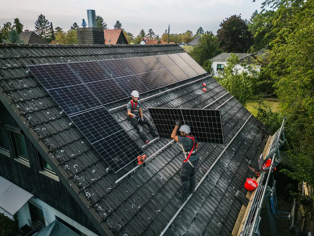 Infravoltaic Monteure montieren eine PV-Anlage