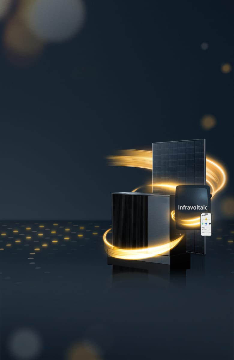 Infravoltaic Wärmepumpe, Solarmodul, Infravoltaic.One und Infravoltaic App im Bundle verbunden durch orangenen Energieschweif vor dunkelblauem Hintergrund